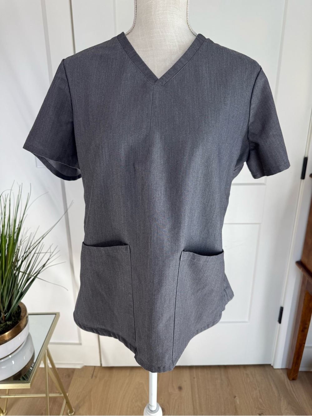Fabletics Gray Performance Scrub Top – Women’s Size Large